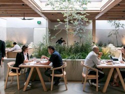 Makan di Restoran Aman Nggak? Kenali Risiko Penularan Corona dalam Keseharian