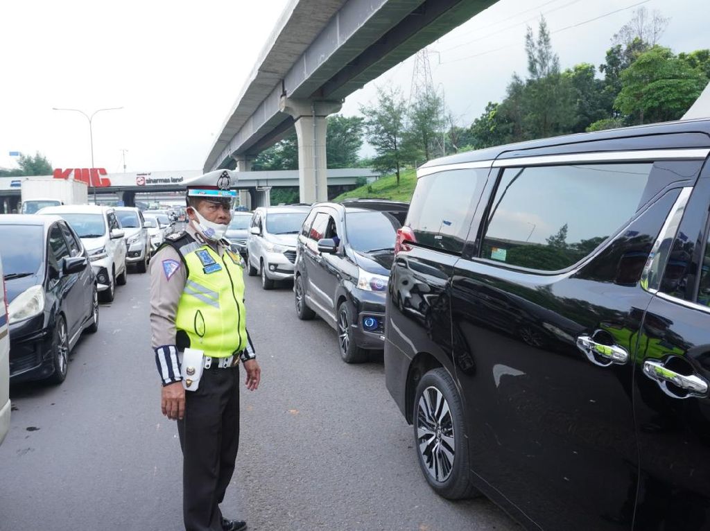 5 Hari Pasca-Lebaran, 4.599 Kendaraan ke Jakarta Diputar Balik di GT Karawang 5 Hari Pasca-Lebaran, 4.599 Kendaraan ke Jakarta Diputar Balik di GT Karawang