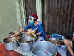 Penjual Gudeg di Yogya Juga Jualan Memakai Face Shield
