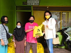 Anggota DPR Christina Aryani Salurkan Bantuan Penanganan Corona di Jakarta