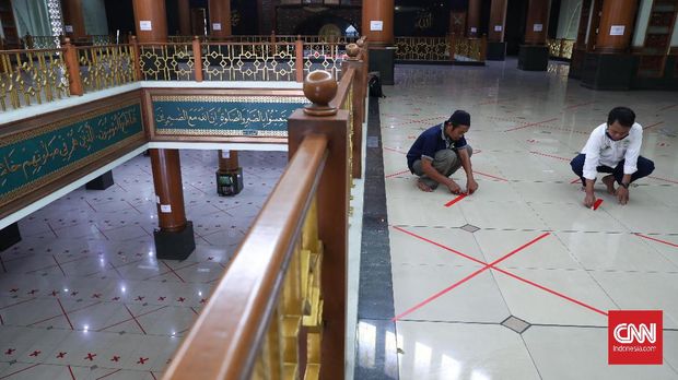 Petugas masjid menyiapkan batas fisik untuk warga yang akan melaksanakan Salat Jumat perdana setelah kurang lebih dua bulan tidak melaksanakannya di Masjid Agung Al-Barkah, Bekasi, Jawa Barat, Jumat, 29 Mei 2020. Ada sejumlah protokol kesehatan bagi jemaah yang hendak beribadah. CNNIndonesia/Safir Makki