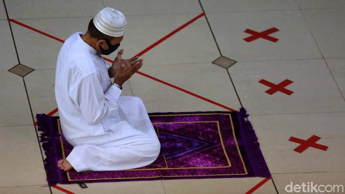 Salat Jumat berjemaah digelar di Masjid Agung Al Barkah, Kota Bekasi. Begini potret salat Jumat yang digelar dengan physical distancing.