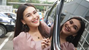 Senyum Ayu Ting Ting yang Masih Jomblo
