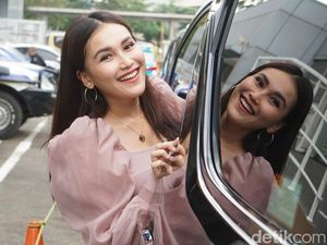 Senyum Ayu Ting Ting yang Masih Jomblo