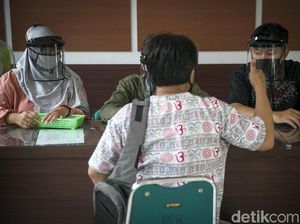 Layani Masyarakat, Petugas Dukcapil Tangsel Pakai Face Shield