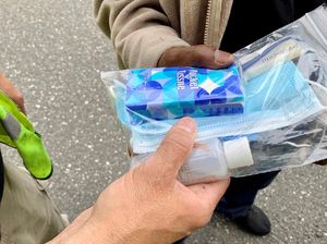 Maskapai Ini Sumbangkan Perlengkapan Kesehatan untuk Tunawisma di Bandara