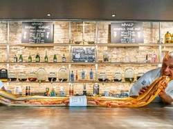 Wow! Chef Ini Bikin Sandwich Social Distancing dengan Panjang 2 Meter