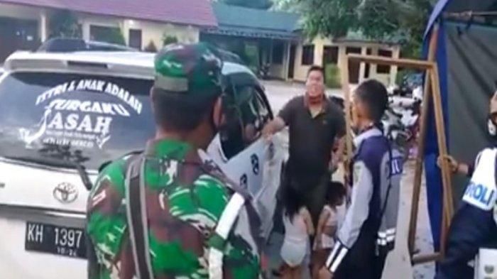 Pria serahkan anak ke petugas PSBB