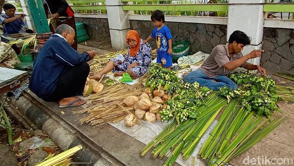 Jelang Lebaran Ketupat, Pedagang Janur di Kudus Mulai Menjamur