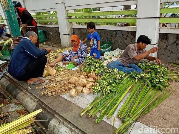 Jelang Lebaran Ketupat, Pedagang Janur di Kudus Mulai Menjamur