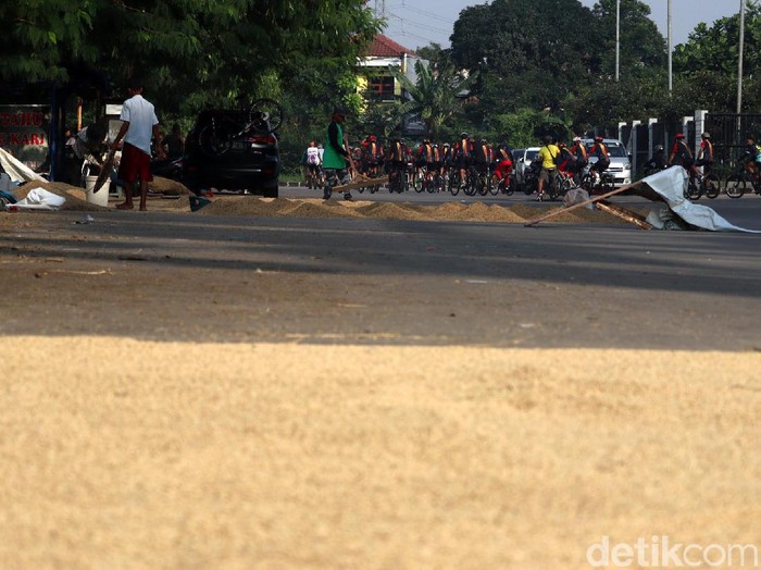 Sejumlah warga beraktivitas di kawasan Stadion Gelora Bandung Lautan Api (GBLA), Kota Bandung, Jawa Barat. Mereka mengisi pagi hari dengan berolahraga.