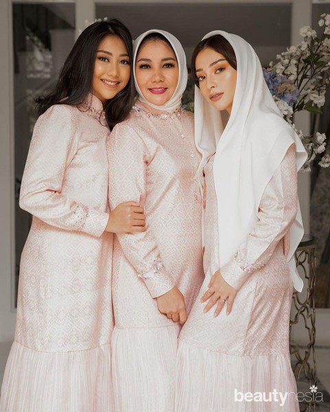 Simpel Hingga Elegan, 10 Gaya Fashion Keluarga Artis ...