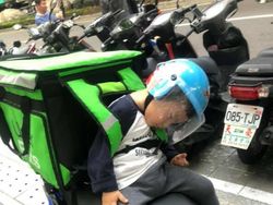 Viral Foto Haru Bocah 3 Tahun Ikut Ayahnya Kerja Antar Makanan