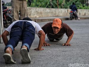 Berkendara Tanpa Masker, Siap-siap Push Up-Sapu Jalanan