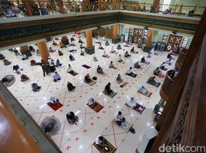 Kembali Sujud Berjamaah saat Salat Jumat Asalkan Protokol Kesehatan Ketat