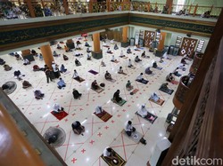 Kembali Sujud Berjamaah saat Salat Jumat Asalkan Protokol Kesehatan Ketat