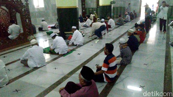Suasana Salat Jumat dengan Protokol Kesehatan di Semarang