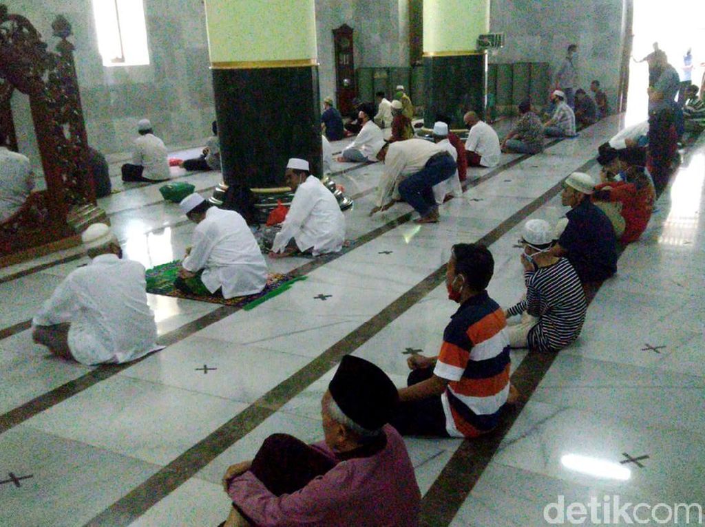 Suasana Salat Jumat dengan Protokol Kesehatan di Semarang Suasana Salat Jumat dengan Protokol Kesehatan di Semarang