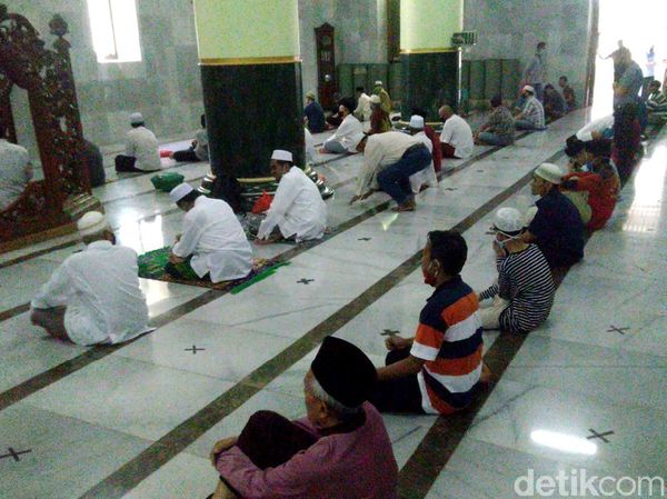Suasana Salat Jumat dengan Protokol Kesehatan di Semarang