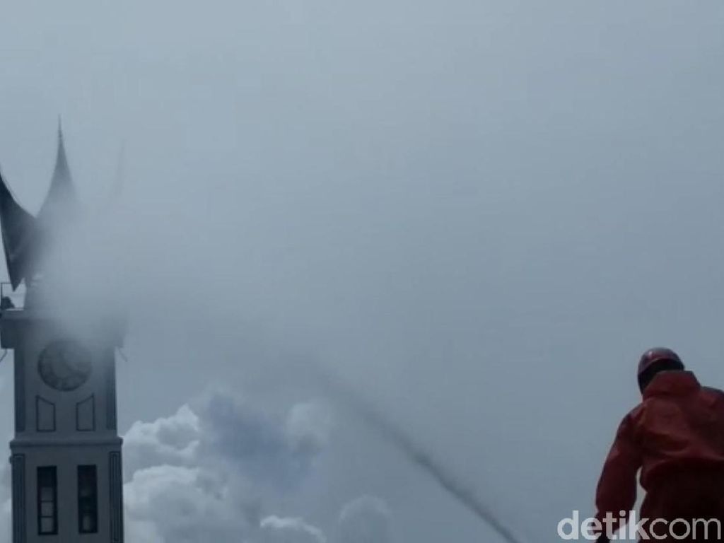 Bukittinggi Ancang-ancang Buka Wisata, Jam Gadang Didisinfektan Bukittinggi Ancang-ancang Buka Wisata, Jam Gadang Didisinfektan