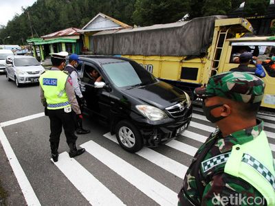 Suasana Penyekatan Pemudik di Pintu Masuk Jawa Timur