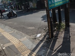 Bukan Milik PLN dan Telkom, Siapa Punya Tiang Makan Jalan di Ciputat?