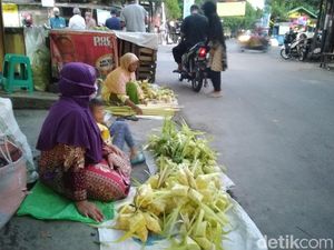 Berburu Janur Jelang Lebaran Ketupat di Semarang Berburu Janur Jelang Lebaran Ketupat di Semarang