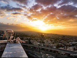 Netizen Bela Atlet Parkour Ditangkap Polisi karena Ciuman di Atap Gedung
