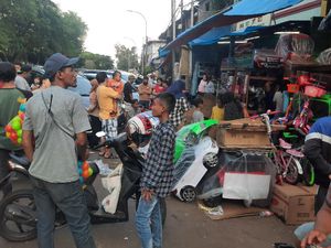Pasar Gembrong Jaktim Padat Meski Ada PSBB, Pembeli Tak Jaga Jarak Pasar Gembrong Jaktim Padat Meski Ada PSBB, Pembeli Tak Jaga Jarak