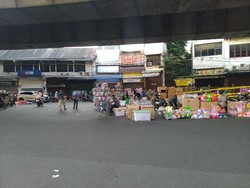 DKI Masih PSBB, Pasar Asemka Jakbar Ramai Pedagang Mainan