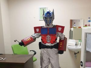 Potret Dokter Superhero dari Bogor, Rawat Pasien Pakai APD Unik