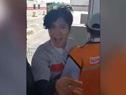 Video Emak-emak Ribut dengan Petugas Tol Gegara Bayar Tunai