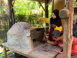 Keluarga Ini Viral Karena Jualan Pizza Murah Pakai Tungku Batu Bata Keluarga Ini Viral Karena Jualan Pizza Murah Pakai Tungku Batu Bata