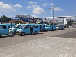 Penghasilan Anjlok Gegara Corona, Sopir Angkot Minta Perhatian Pemerintah