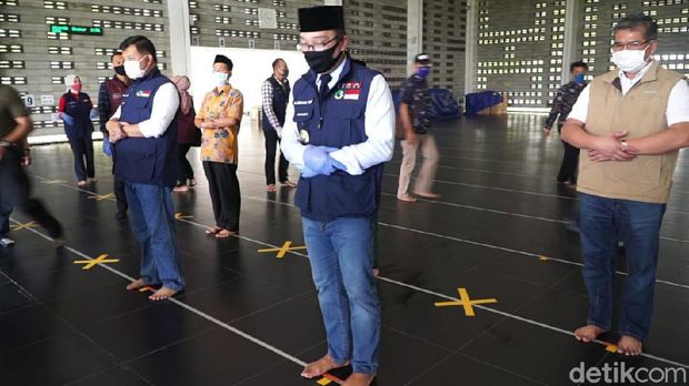 Gubernur Jawa Barat Ridwan Kamil simulasi salat jumat di Masjid Al Irsyad