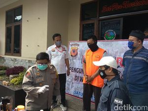 Polisi Ungkap Miras Oplosan yang Dikemas Botol Bermerek di Bandung Barat