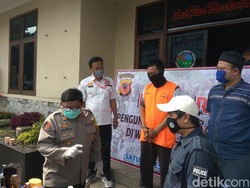 Polisi Ungkap Miras Oplosan yang Dikemas Botol Bermerek di Bandung Barat