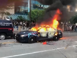 Mobil Polisi Dibakar Demonstran Buntut Kasus George Floyd