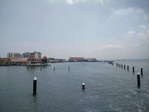 Potret Birunya Laut Penang