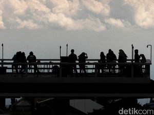 Warga Masih Abaikan Jaga Jarak di Tengah Pandemi Corona Warga Masih Abaikan Jaga Jarak di Tengah Pandemi Corona