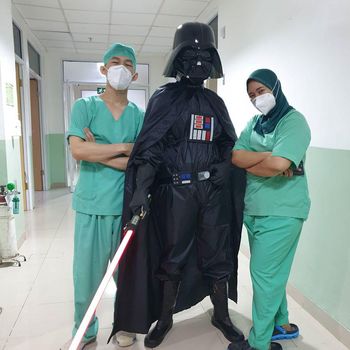 dokter dengan APD superhero Foto: Instagram @erric_manibuy (Dipublikasikan atas izin yang bersangkutan)