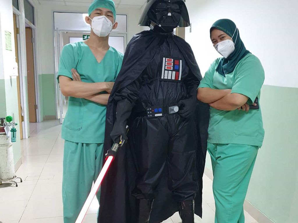 Viral Gara-gara APD Superhero, Dokter di Bogor Ini Jadi Banyak Fans Viral Gara-gara APD Superhero, Dokter di Bogor Ini Jadi Banyak Fans