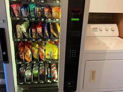 Niat! Ibu Ini Pasang Vending Machine Camilan di Rumah untuk 5 Anaknya
