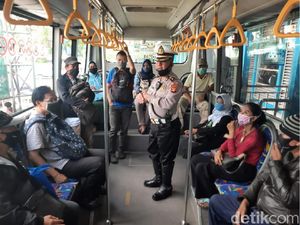 Polisi Cek Penumpang TransJ Kampung Melayu, Imbau Jaga Jarak-Pakai Masker