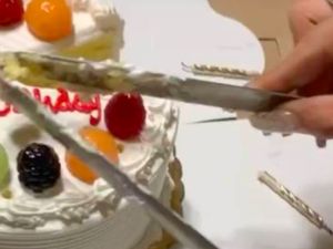 Begini Cara Praktis Potong Kue Ultah Pakai Penjepit Makanan