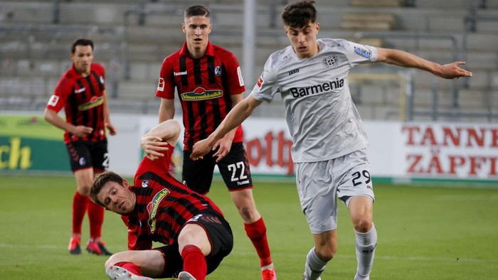 FREIBURG IM BREISGAU, GERMANY - MAY 29: Dominique Heintz of Freiburg in action against Kai Havertz of Leverkusen   during the Bundesliga match between Sport-Club Freiburg and Bayer 04 Leverkusen at Schwarzwald-Stadion on May 29, 2020 in Freiburg im Breisgau, Germany. (Photo by Ronald Wittek/Pool via Getty Images)