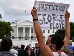 Ratusan Warga Berdemo di Luar Gedung Putih Atas Kematian George Floyd