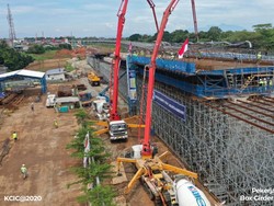 Lagi! Proyek Kereta Cepat JKT-BDG Jadi Biang Kerok Banjir di Tol
