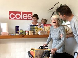 Sudah Pikun, Nenek Ini Dibuatkan Supermarket di Rumah Oleh Keluarganya