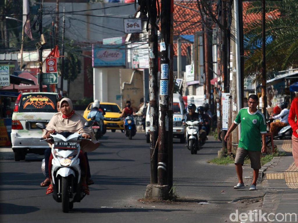 Beri Waktu Sebulan, Pemkot Tangsel Minta Provider Cabut Tiang Makan Jalan Beri Waktu Sebulan, Pemkot Tangsel Minta Provider Cabut Tiang Makan Jalan